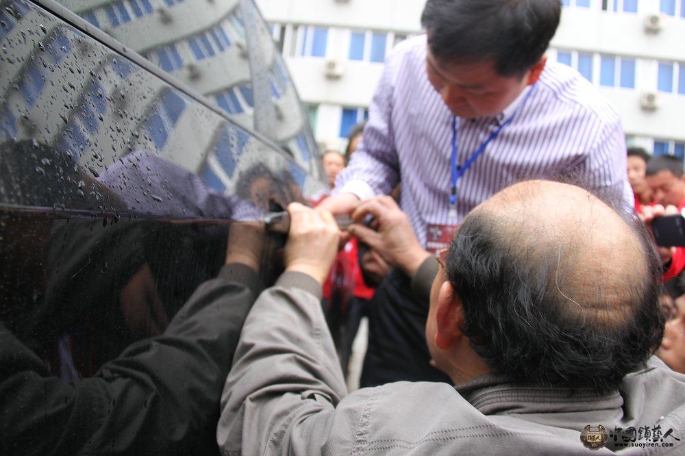 李志勤师傅现场用工具开刘总宝马 (2).JPG