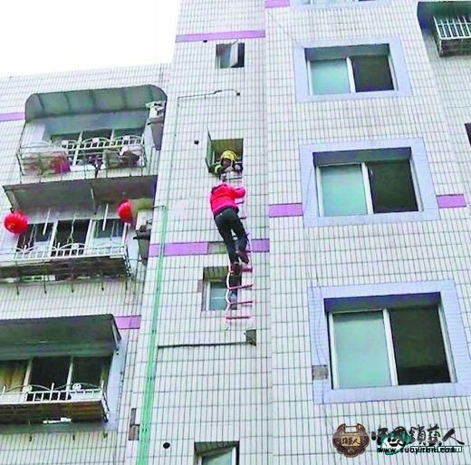 腰上拴着一根绳子，王女士从5楼翻出准备翻入自家卫生间，不料被困在半空  ...