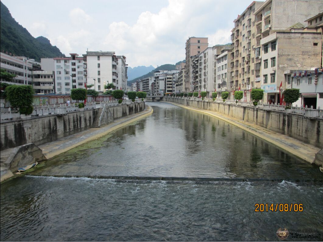 这是一个县城，中间是小河，两边是房子，房子外的两边都是山围着