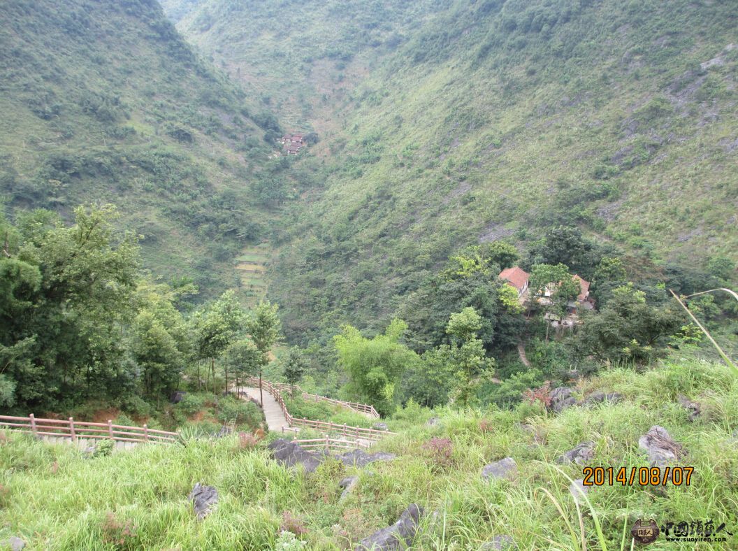这是在几个山包围下的家
