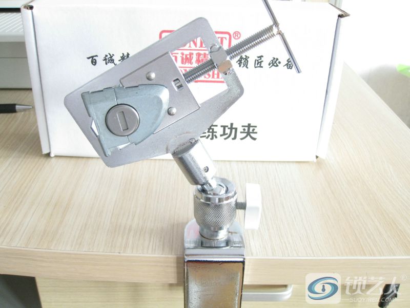 百诚精工万向练功夹侧面展示