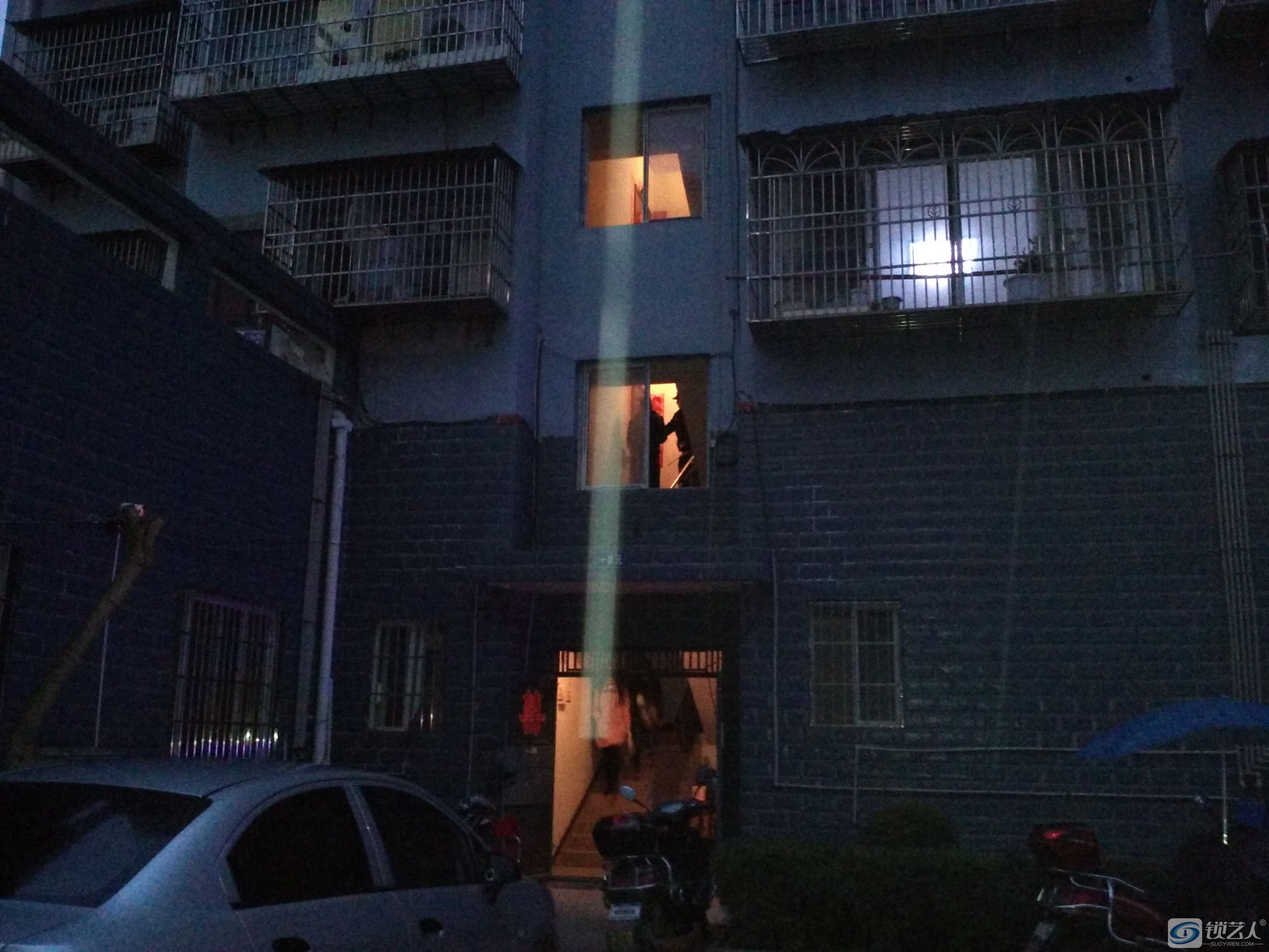 二楼左边警察到场