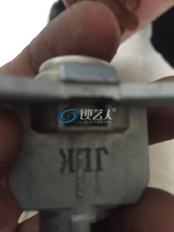 拆这个锁芯最后把这个盖子打开即可